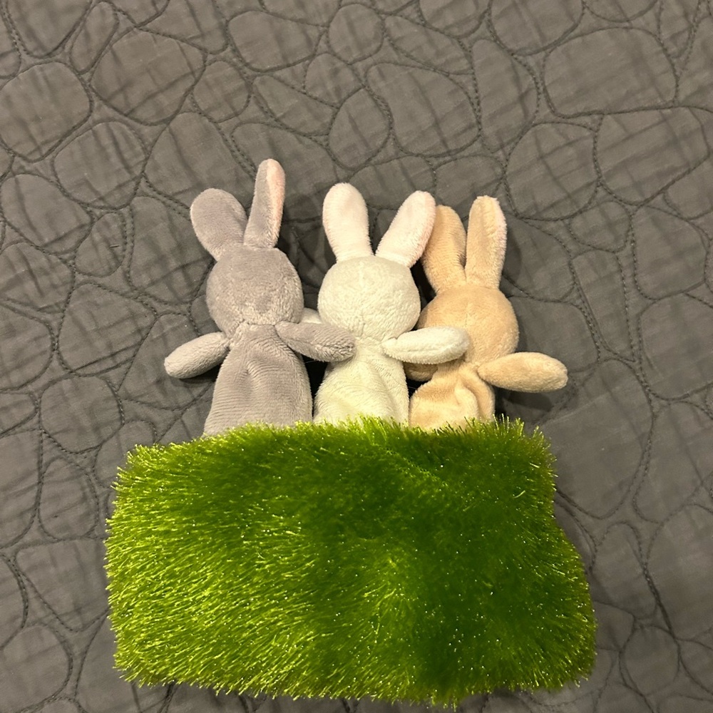 Three Rabbits Finger Puppets - Picture 4 of 6